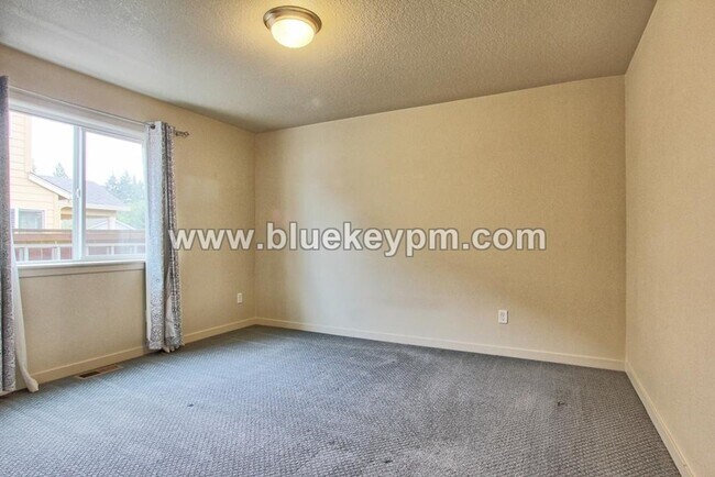 Building Photo - 3 Bed, 2 Bath : A GREAT Multi-Generational Home