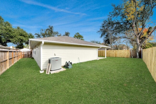 Building Photo - 15411 Town Green Dr