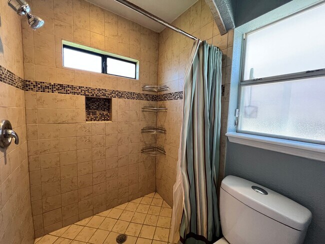 Building Photo - Beautiful East Side Home-Prime Location!