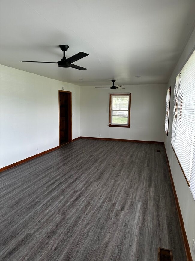 Building Photo - Residence or Office on Corner Lot!