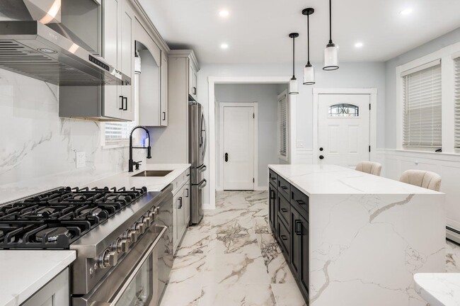 Building Photo - 815 Central Ave