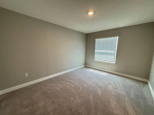 Building Photo - Available NOW!  Incredible, SPACIOUS 5 Bed...