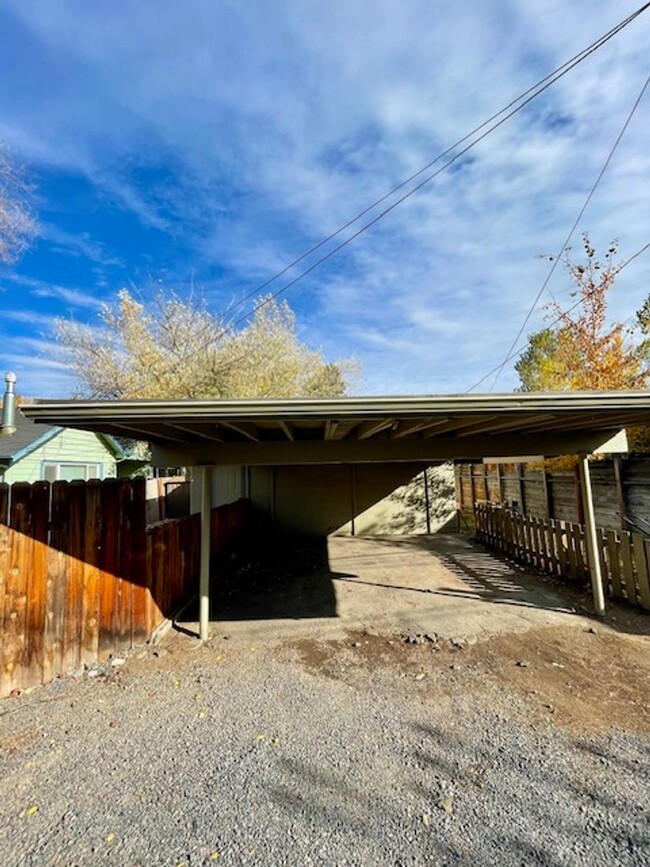 Building Photo - Renovated Adorable 2 bedroom duplex in gre...