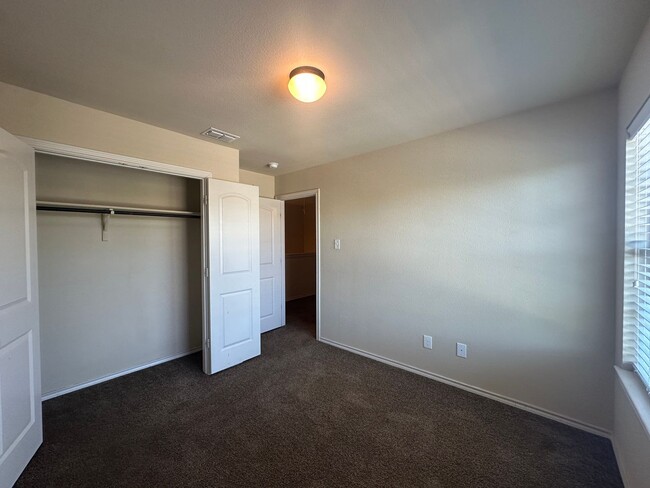 Building Photo - Townhome for rent