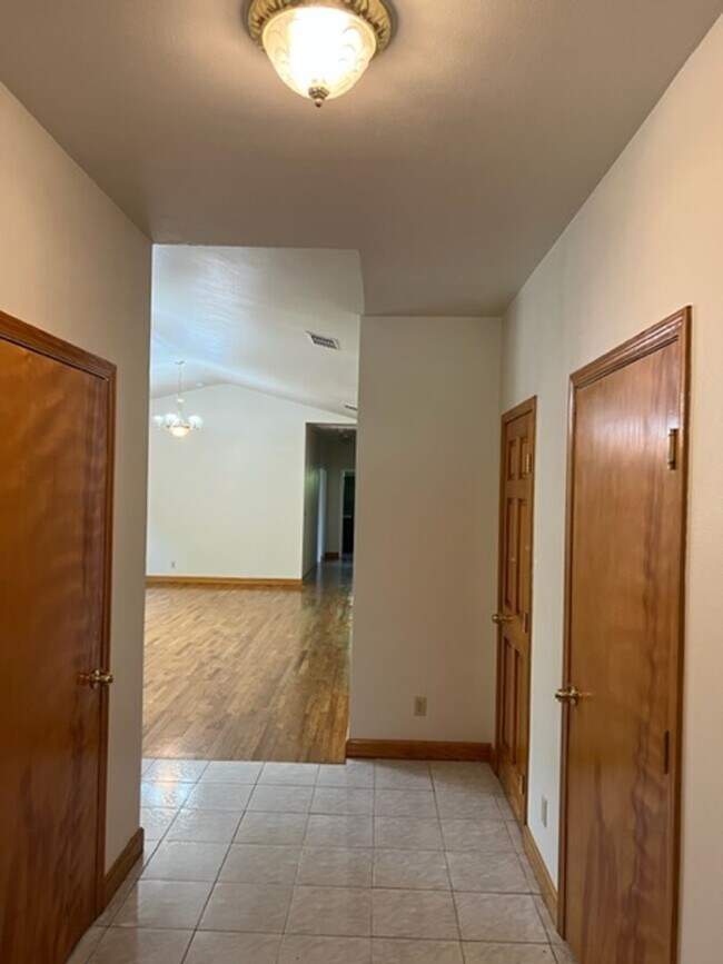 Building Photo - Beautiful Single Story home in Carmichael, 4+2, Large living area, 2 garages.