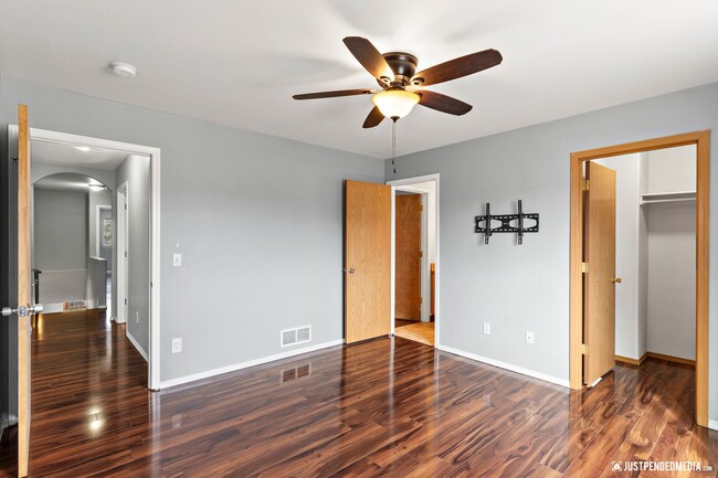 Building Photo - Spacious & Updated 3 Bedroom Duplex Near M...