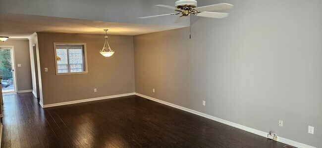 Building Photo - Darling 2br 2ba One Level Living Townhome ...