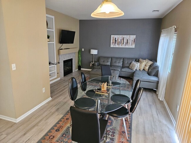 Building Photo - Charming House - Backs To Open Space - Ava...