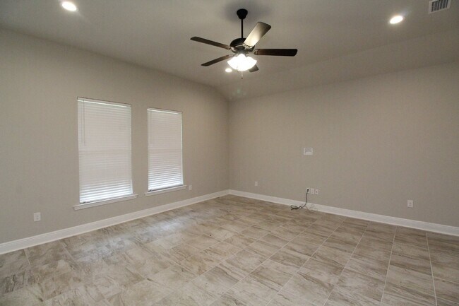 Building Photo - Spacious 3BR/2BA Home Near Navy Federal HQ with Split Floor Plan, High Ceilings & 2-Car Garage