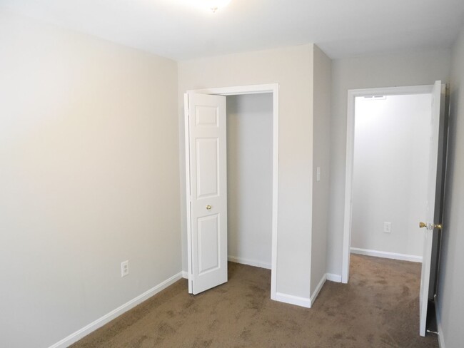 Building Photo - Move in Ready Townhouse!