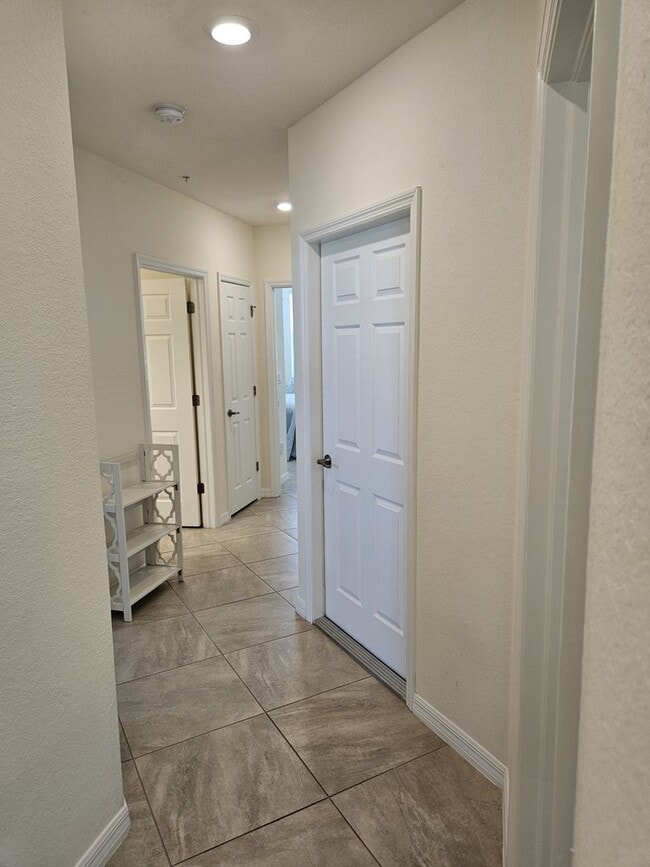 Building Photo - Seasonal Short-Term Sought after Sarasota National (Social Membership) with resort like Amenities!