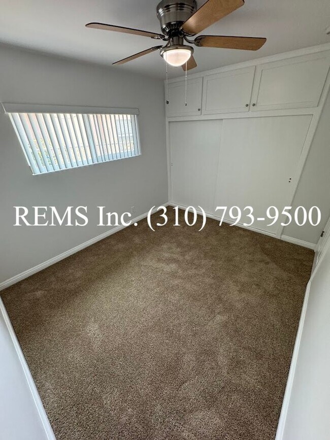Building Photo - Remodeled Duplex Unit with Laundry Hook-Up...