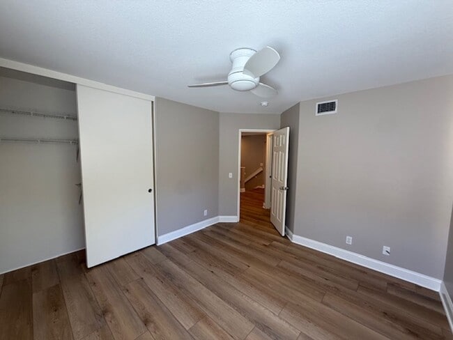 Building Photo - 4 bed / 2.5 bath plus large loft/family ro...
