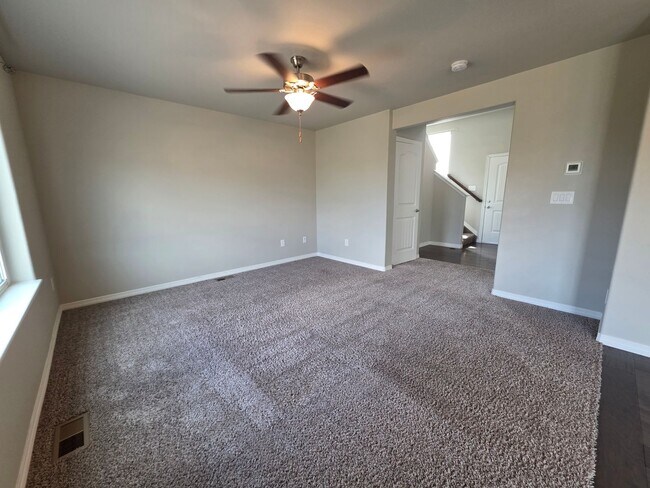 Building Photo - 3 Bed 3 bath house in Lorson Ranch!