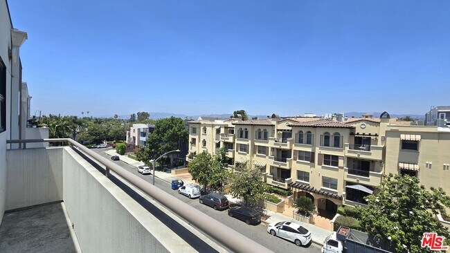 Building Photo - 5030 Rosewood Ave