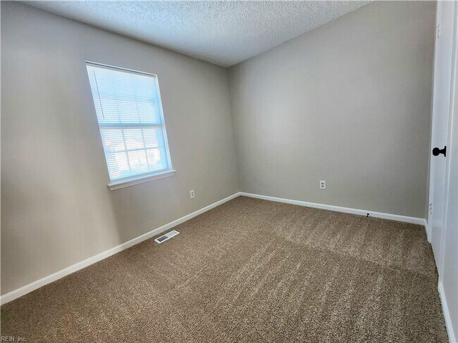 Building Photo - Beautifully renovated end-unit townhouse located in Central Virginia Beach