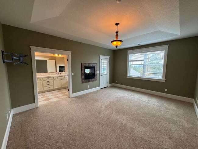 Building Photo - Milwaukie 4-Bedroom Home on Corner Lot, Spacious, A/C