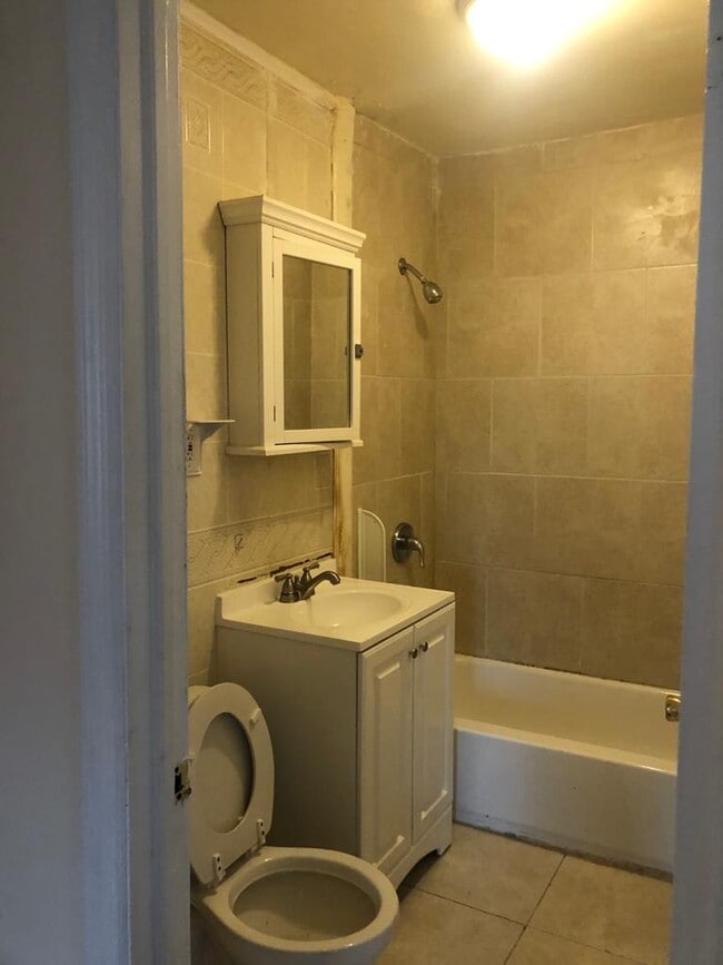 Building Photo - 957 William St