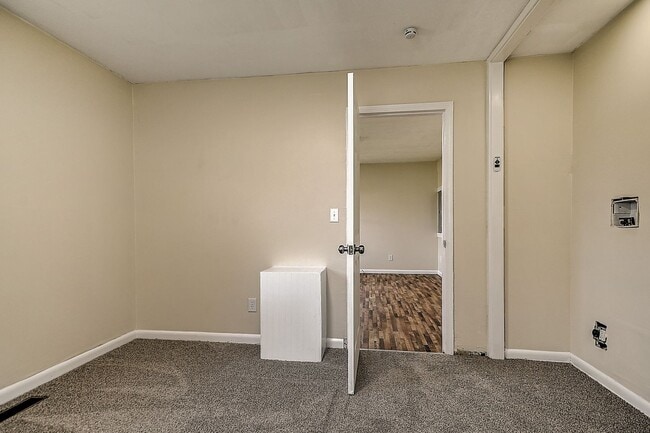 Building Photo - 214 Taylor Ave