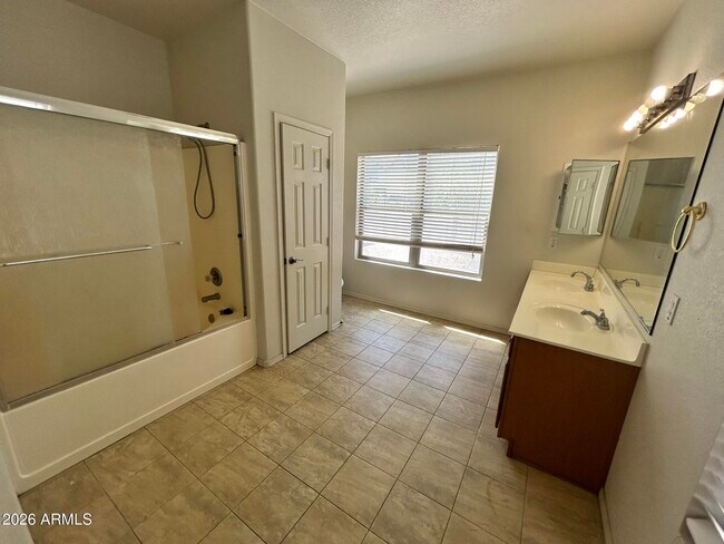 Building Photo - 2430 E County Down Dr
