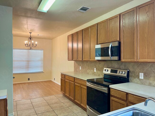 Building Photo - Move-In Special. ½ off the first full month's rent with a 12-month lease.