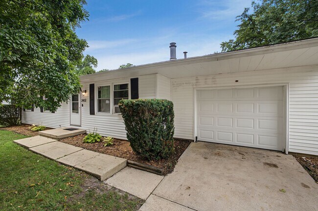 Building Photo - 2412 Southwood Dr