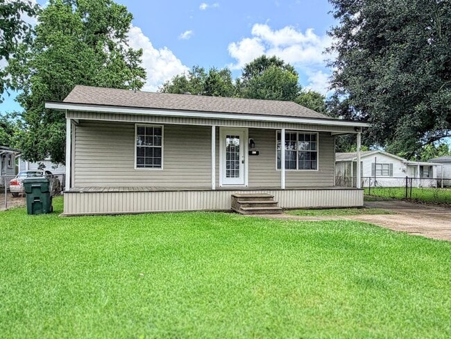 Building Photo - Updated 2 bedroom/1.5 bathroom home in Lake Charles with a large bonus room!