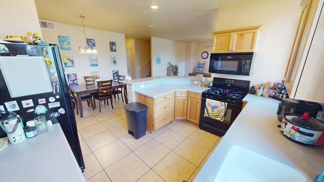 Building Photo - 3 Bedroom Cedar Crossing Townhome