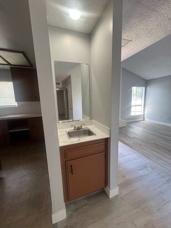 Building Photo - 4416 Parkwood Ct 93309