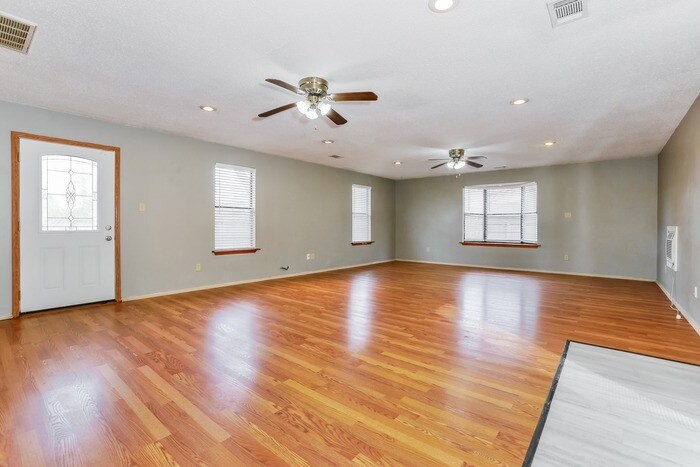 Building Photo - 511 Sanders Ln