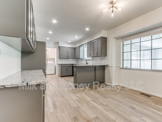 Building Photo - 3004 Kent Dr