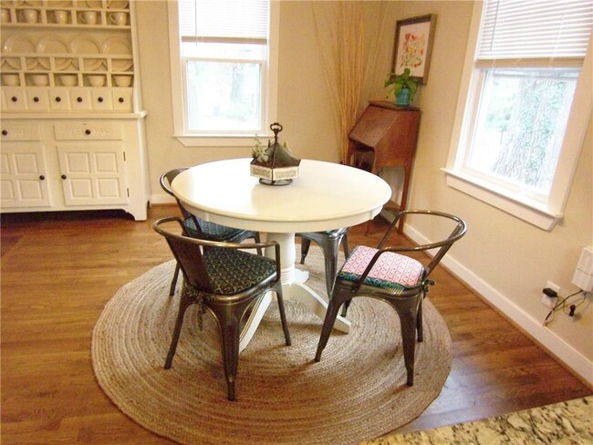 Building Photo - 125 King St