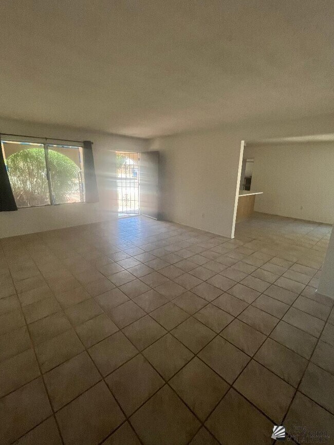 Building Photo - 1424 E Sunset Ct