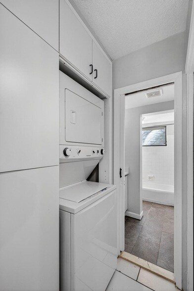 Building Photo - 2624 NE 30th Pl