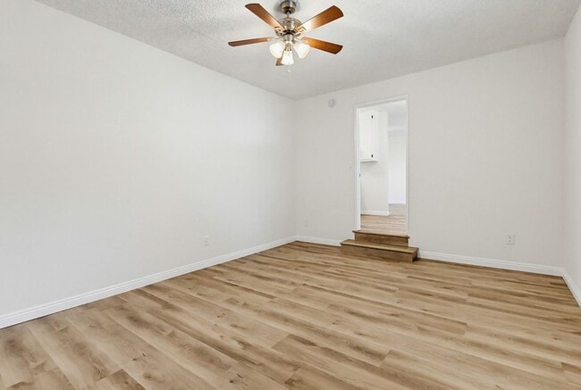 Building Photo - 537 E Hyde Park Blvd