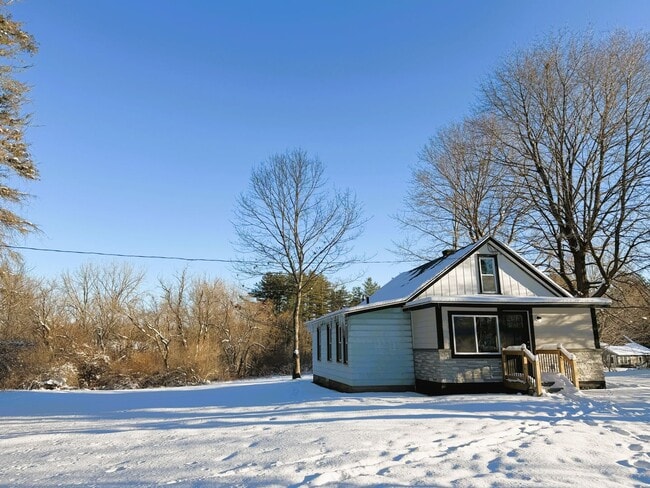 Building Photo - Modern Renovated 2-Bedroom Single-Family Home with Large Yard and Laundry Hook-Ups