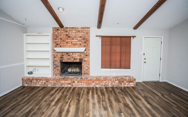 Building Photo - Available June 15th: Spacious 3 Bed, 2 Bath Ready for You!