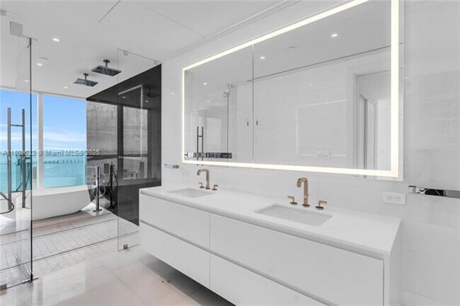 Building Photo - 300 Biscayne Blvd Way