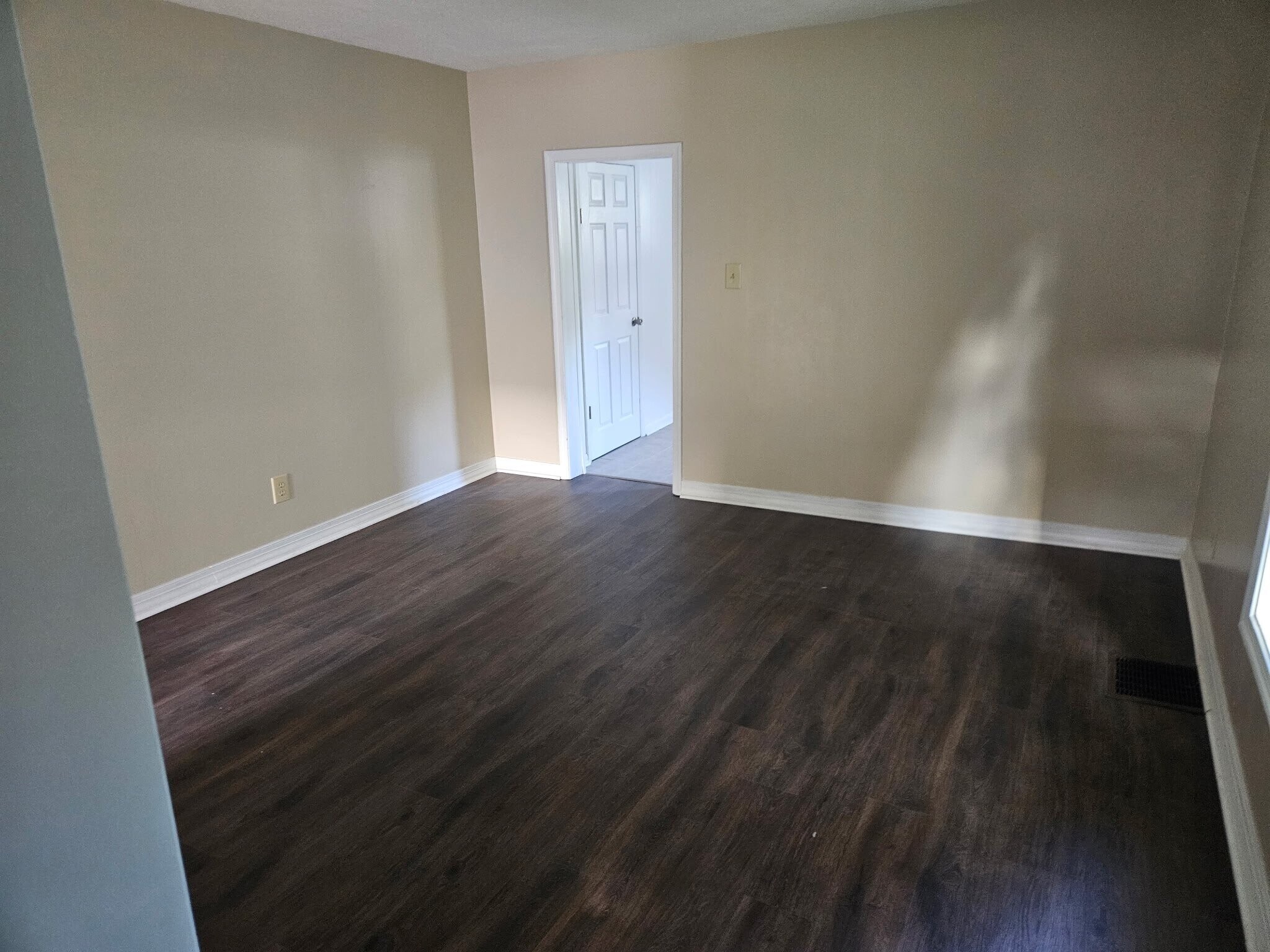 Building Photo - 301303-303 Summerhill Ave