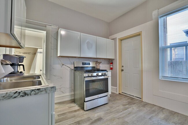 Building Photo - Lyndale Livings