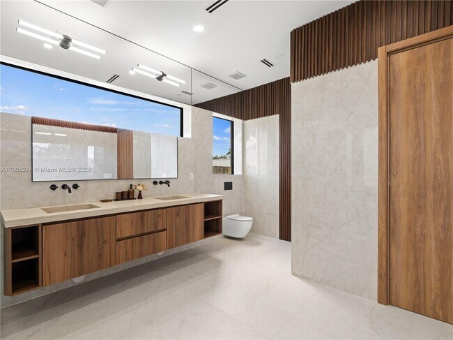 Building Photo - 543 NE 109th St