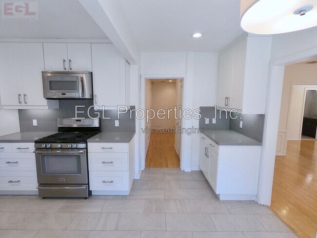 Building Photo - 10749 Wellworth Ave