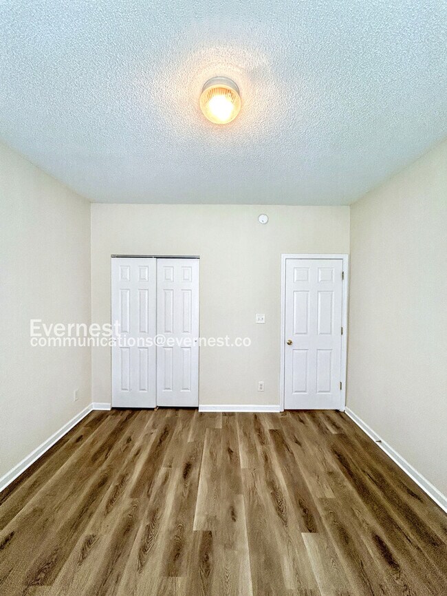 Building Photo - Spacious 3 Bedroom Home in High Point / Up...