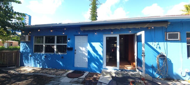 Building Photo - 400 Sunset Dr