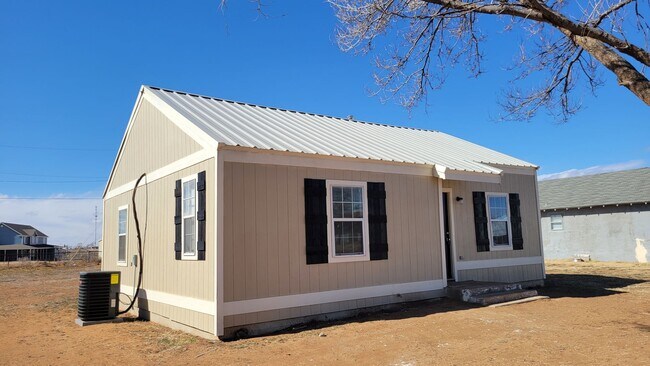 Building Photo - SLATON CHARMER! Totally Remodeled!! Availa...