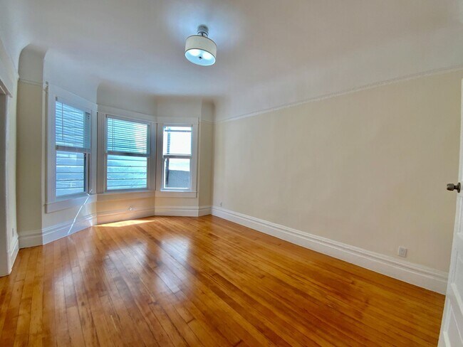 Building Photo - RENOVATED 2BR. Dishwasher! Laundry On-Site...