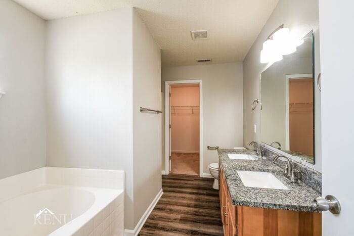 Building Photo - 19307 Fox Chase Dr