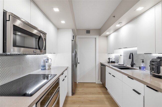 Building Photo - 6917 Collins Ave