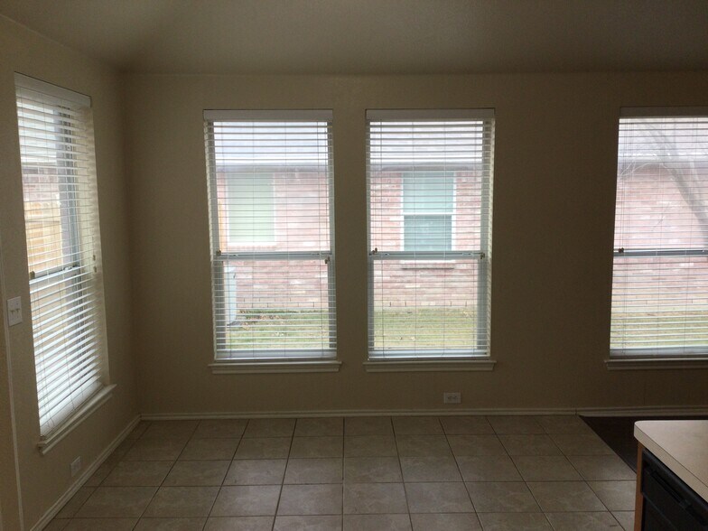 Building Photo - 702 Fleming St