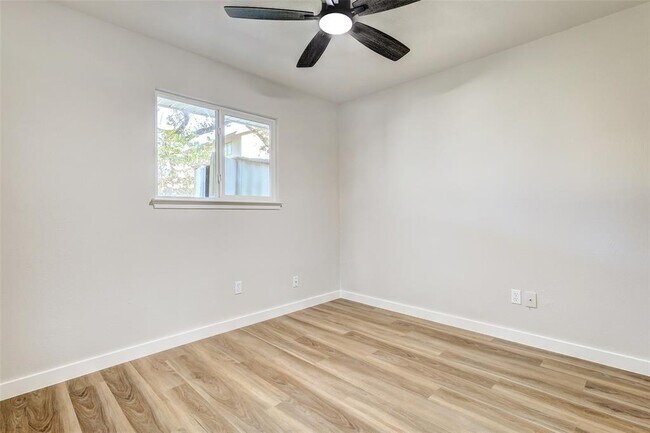 Building Photo - 402 Mulberry Dr